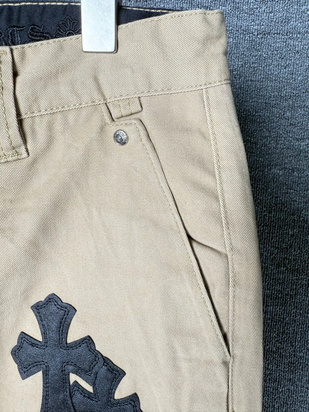 P270 💰 (Top version) Chrome Hearts CH khaki camouflage checkerboard horse hair cross patch leather jeans. Original purchased and patterned to truly restore the ultimate texture of Vintage. Italian special cowhide print and then cut. Customized sheepskin three-layer thick line leather. The whole body is spliced in heavy water washing process. Craftsmen hand-splash ink. You can see the details. Three-dimensional cutting version. Loose and comfortable. Not picky on the figure. Look tall and slim. Factory precision work. Original quality control. Same style for men and women. Can be matched with couples. Versatile recommendation. Must-have jeans for all seasons. Color: Khaki Size: 28-30-32-34 (corresponds to S-M-L-XL)